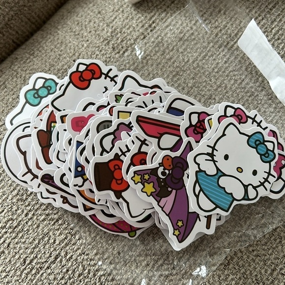 100 Hello Kitty stickers - Picture 2 of 2